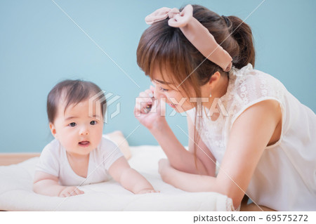 一個帶著嬰兒微笑的女人 69575272