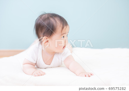 Baby going downright 69575282