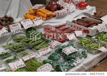 購物區的蔬菜銷售 購物區的蔬菜銷售 69575433