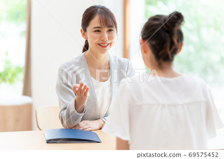 在家裡開會的女商人 69575452