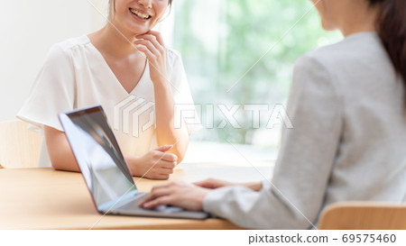 在家裡開會的女商人 69575460