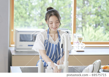 一個女人洗手 69575715