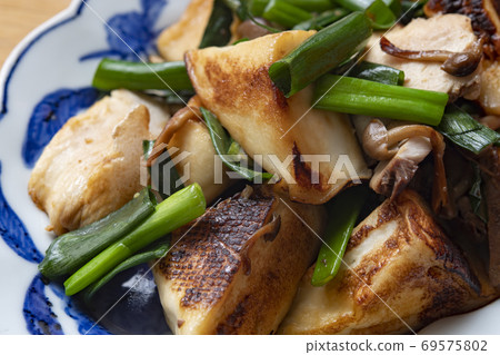 Stir-fried leek and hanpen mushrooms 69575802