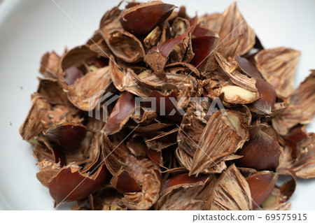 Peeled chestnuts Peeled chestnuts 69575915
