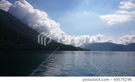 湖邊的雲 69576296