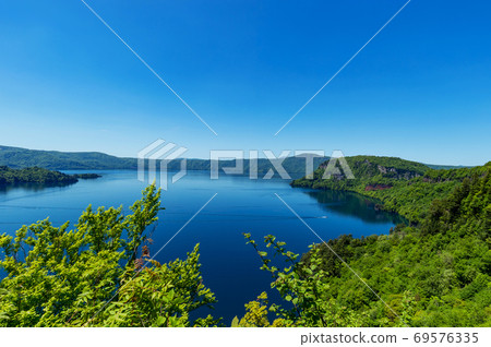 [Lake Towada, Aomori Prefecture] A large panoramic view of Lake Towada from the view 69576335