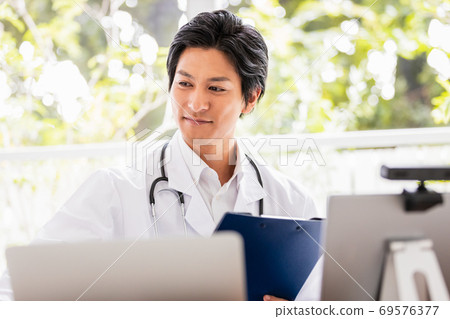Doctor performing remote examination 69576377