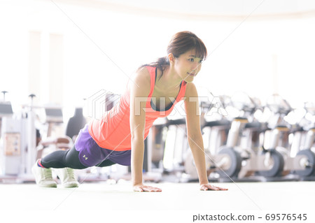 婦女在體育館訓練 69576545