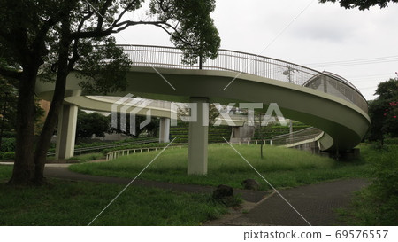 繪製橫濱曲線的斜坡式人行天橋 繪製橫濱曲線的斜坡式人行天橋 69576557
