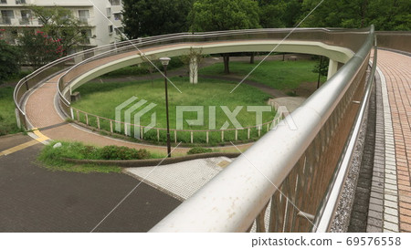 繪製橫濱曲線的斜坡式人行天橋 69576558