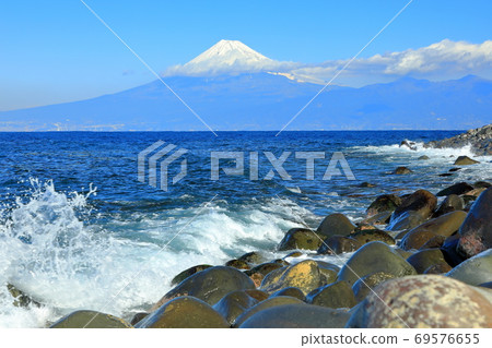 Mt. Fuji and rough waves seen from Suruga Bay, Shizuoka Prefecture Mt. Fuji and rough waves seen from Suruga Bay, Shizuoka Prefecture 69576655