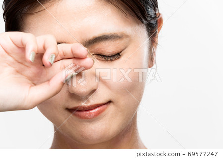 女人揉眼睛 69577247