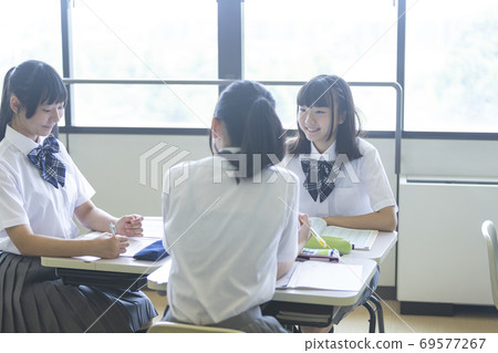 學校女生學習 69577267