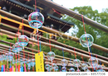 風鈴的亮在歷史悠久的神社和廟宇中在風中播放聲音 69577336