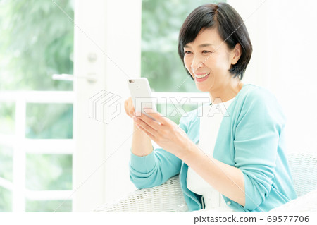 Middle women watching smaho 69577706