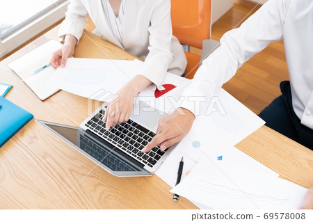 Men and women having a meeting [at hand] 69578008