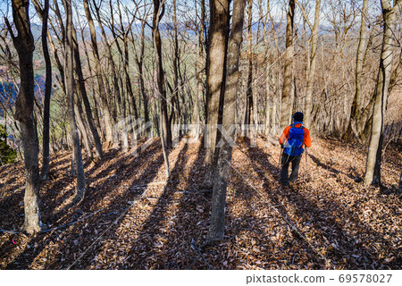 A man going down the dashed route of Bonooreyama 69578027