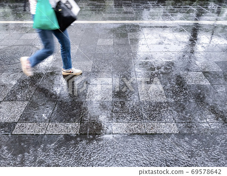 在下大雨的街道上奔跑的人 在下大雨的街道上奔跑的人 69578642