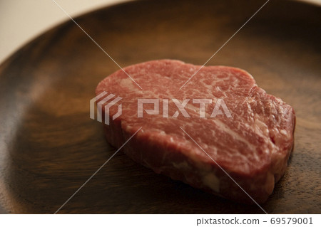 在木板上的原料厚魚片牛排 在木板上的原料厚魚片牛排 69579001