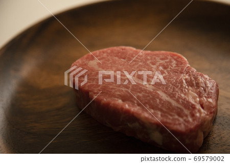 在木板上的原料厚魚片牛排 69579002