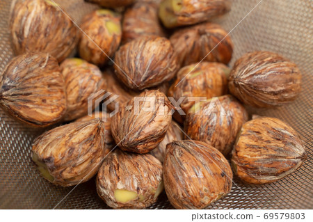 Peeled chestnuts, peeled chestnuts, with astringent skin Peeled chestnuts, peeled chestnuts, with astringent skin 69579803