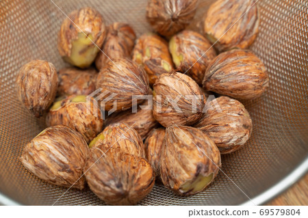 Peeled chestnuts, peeled chestnuts, with astringent skin Peeled chestnuts, peeled chestnuts, with astringent skin 69579804