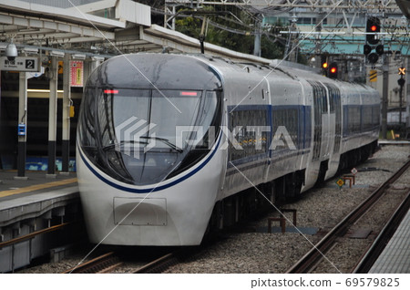 進入小田急小田原線南新宿站的特快朝霧號（JR東海371系列） 69579825