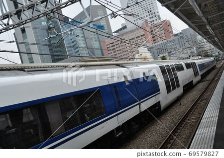 進入小田急小田原線南新宿站的特快朝霧號（JR東海371系列） 69579827
