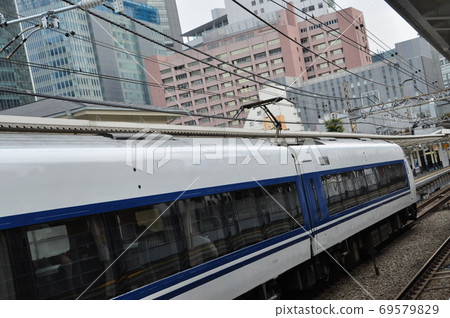 進入小田急小田原線南新宿站的特快朝霧號（JR東海371系列） 69579829