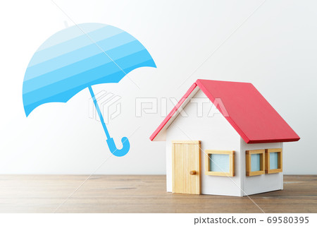 房屋保險。微型房子和傘的例證。木桌和白色背景。 69580395