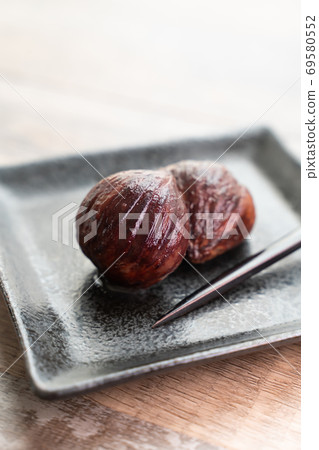 Simmered chestnut astringent skin Simmered chestnut astringent skin 69580552