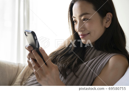 觀看智能手機的婦女 觀看智能手機的婦女 69580755