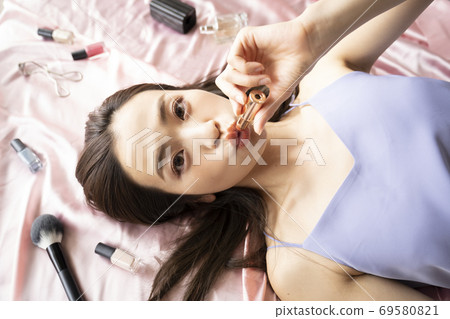 Woman doing make-up 69580821