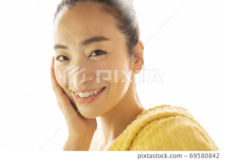 Woman beauty portrait 69580842