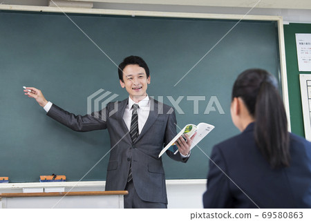 Male teacher giving lessons Male teacher giving lessons 69580863