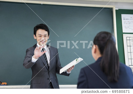 Male teacher giving lessons 69580871