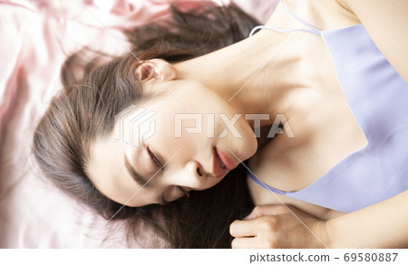 Woman beauty portrait 69580887