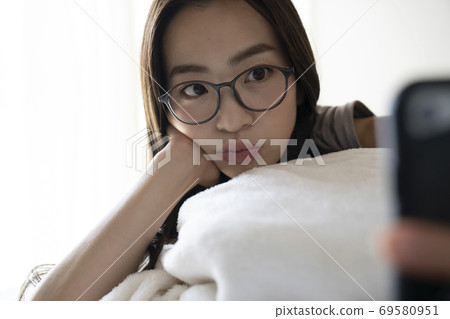 觀看智能手機的婦女 觀看智能手機的婦女 69580951