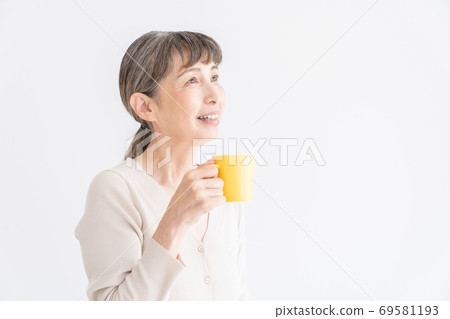 放鬆高級女士喝 69581193