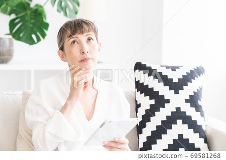 看看平板電腦高級女人想 看看平板電腦高級女人想 69581268