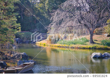 Rural scenery in late autumn and the murmuring of the river 69581824