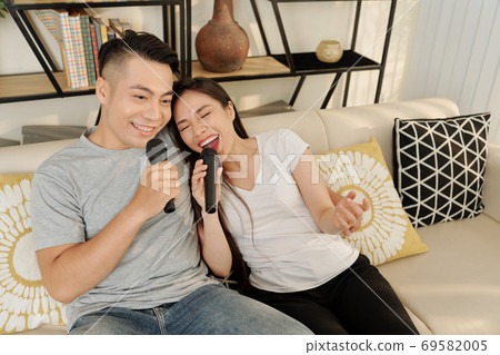 Singing young couple 69582005