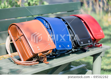 School bag image material photo of elementary school entrance School bag image material photo of elementary school entrance 69582282