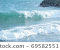 Waves hitting the sandy beach 69582551