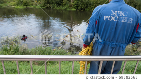 Representatives of the rescue service are looking for a drowned person. Work of a diver. Insurance with a rope. Russia, Ministry of emergency situations. Translation of EMERCOM of Russia. Representatives of the rescue service are looking for a drowned person. Work of a diver. Insurance with a rope. Russia, Ministry of emergency situations. Translation of EMERCOM of Russia. 69582563
