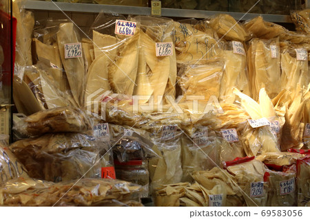 魚翅在香港德勝西路的一家乾糧店出售。非常貴 魚翅在香港德勝西路的一家乾糧店出售。非常貴 69583056