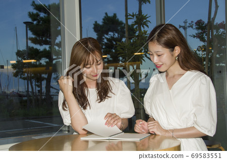 兩個女人在一家度假酒店開會 兩個女人在一家度假酒店開會 69583551