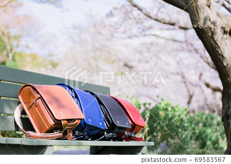School bag image material photo of elementary school entrance School bag image material photo of elementary school entrance 69583567