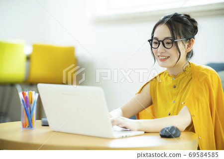 Female Telework PC Smartphone 69584585