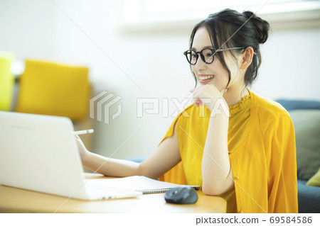 女性遠程辦公PC智能手機 69584586